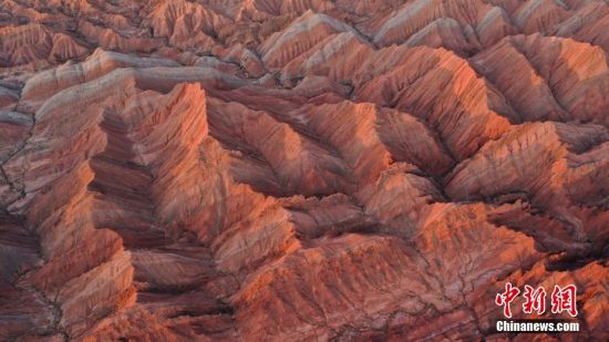 新疆库车：红山石林奇峰嶙峋 光影勾勒奇幻世界