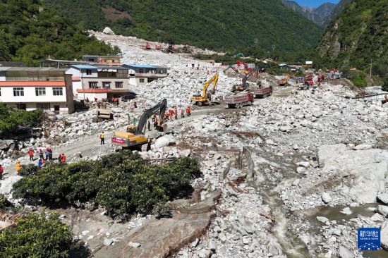 因山洪泥石流中断的四川康定应急通道抢通在即