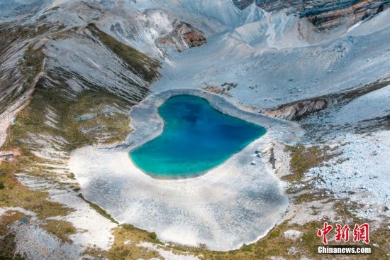 雪山下的浪漫 稻城亚丁现“心形”湖泊