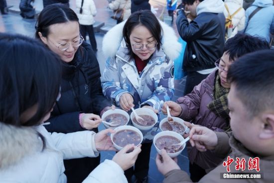 暖心又暖胃！各地民众品粥过腊八