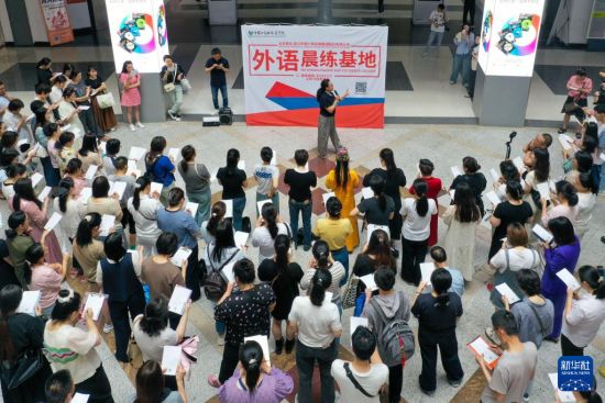 在浙江义乌 和商户们上一场“早八”外语课