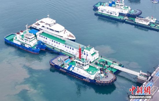 中国首艘氢电拖轮在山东港口青岛港投用