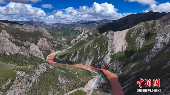 航拍澜沧江源第一湾壮美景色