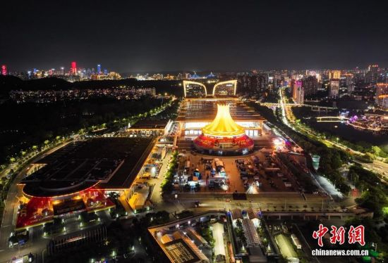 广西南宁高楼、地标“点灯”迎东博