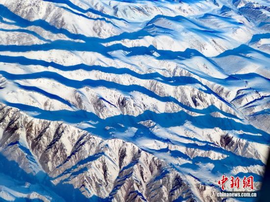 冬日天山展壮美风姿