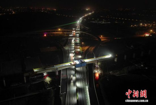 通甬高铁建设“黑科技”：智能造桥机助力特大桥合龙