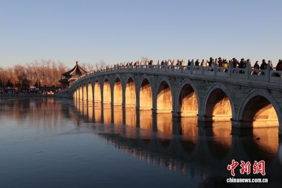 北京颐和园“金光穿洞”景观引游人