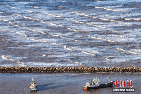 航拍黄海东海交汇 大潮奔涌蔚为壮观