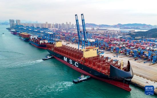 中国首套真空式自动系泊系统在青岛港投用