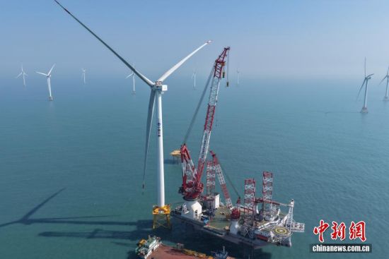 20兆瓦海上风电机组在闽南海域完成吊装
