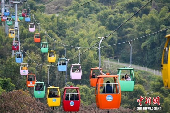 重庆：坐着索道“上春山” 解锁空中春游新体验