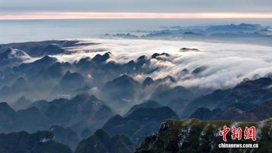 贵州赫章韭菜坪现春雪与云海同框美景