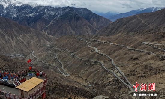 探访川藏线“天路72拐”