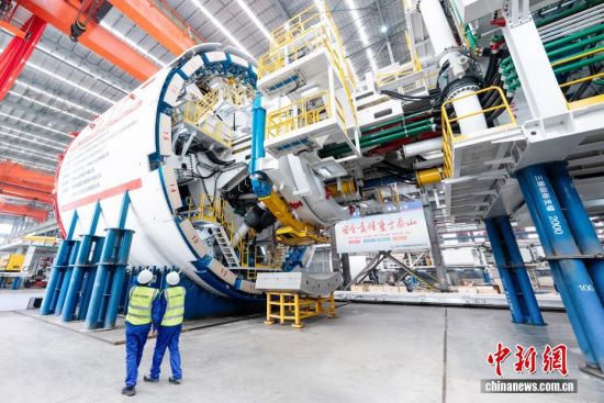 国产超大直径盾构机“奋楫号”顺利下线 将用于高铁长江隧道工程