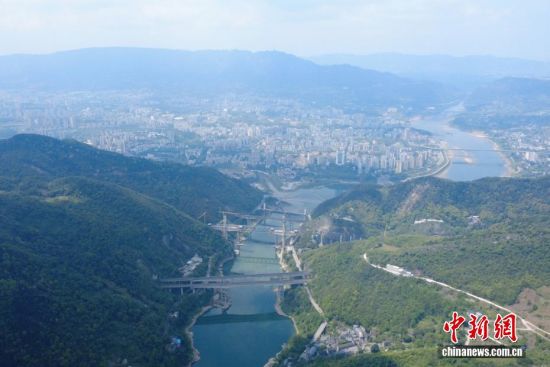 中国“桥都”重庆现“八桥叠翠”景观