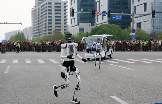 2026北京亦庄半程马拉松暨人形机器人半程马拉松举行