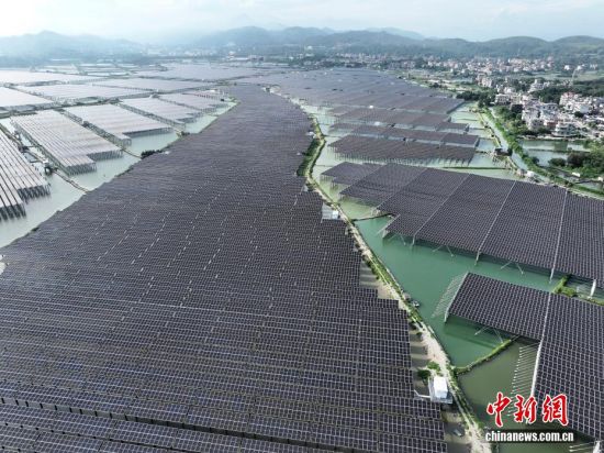 福建诏安：“渔光互补”光伏电站场面壮观