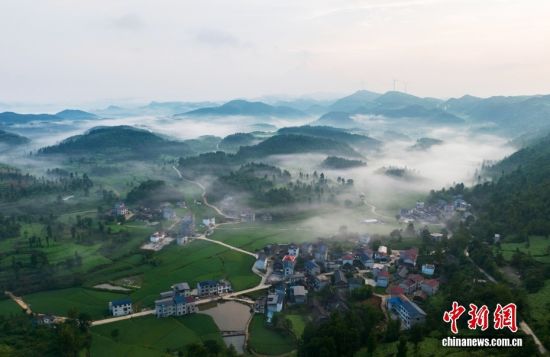 山村立秋美景如画