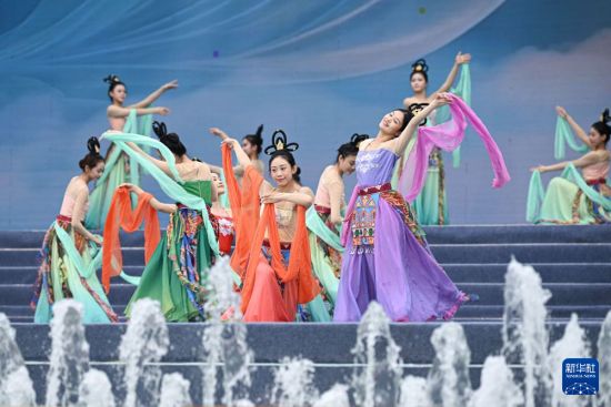海南保亭：浪漫七夕 嬉水祈福