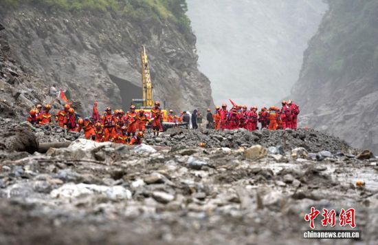 直击西藏吉隆口岸国门约两公里处抢险救援现场