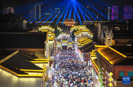 假日消费展现新动能=1