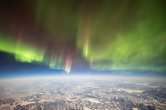 惊叹！卡加利机师从数万呎高空拍到的北极光奇景