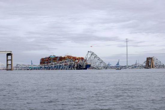 美国大桥被撞坍塌！撞桥前货轮曾发求救信号，船员全部安全…