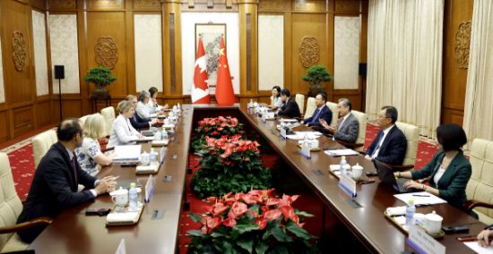 加拿大外长乔美兰同中国外长王毅举行会谈