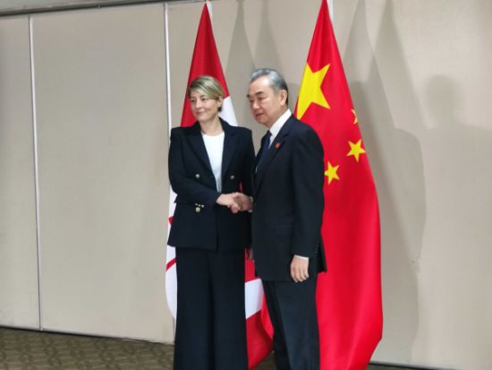 加拿大外长乔美兰与中国外长王毅在APEC会面 期待加中关系改善