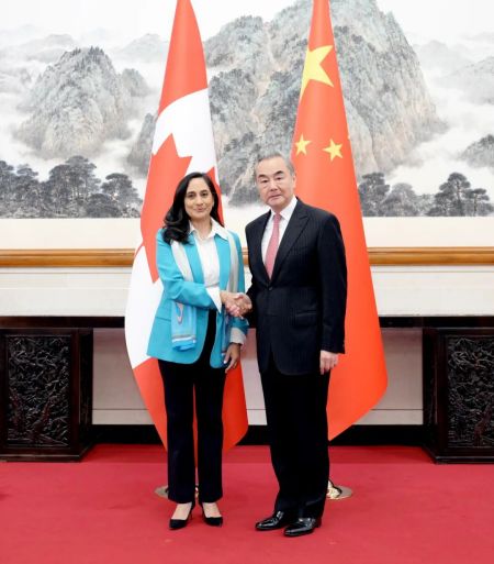 中国外长王毅在北京同加拿大外长阿南德会谈