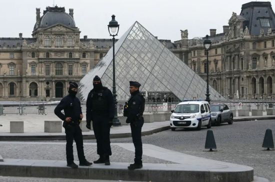 法国卢浮宫惊天劫案: 8件皇室珠宝4分钟被盗! 窃贼轻松溜走!