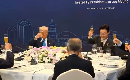 卡尼与特朗普韩国峰会尴尬同桌！笑着寒暄、私下火药味浓！