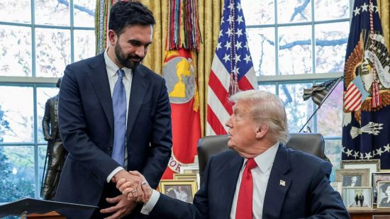 特朗普见曼达尼“你侬我侬” 美媒大跌眼镜：爱情盛宴？