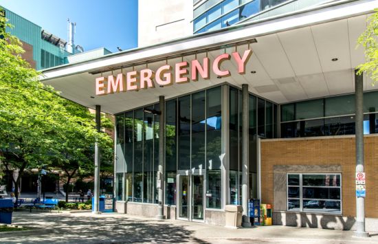 失控! 加拿大医院急诊爆满, 恢复口罩令! 患者