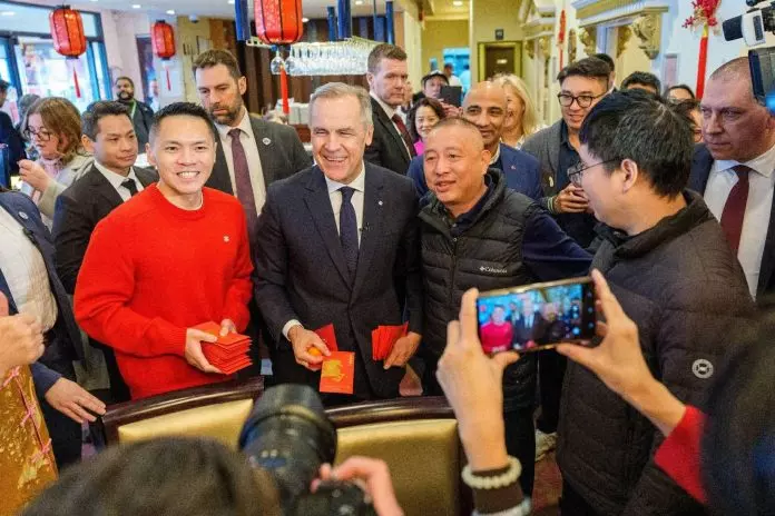 加拿大总理卡尼访温哥华地区华人餐厅 民众疯抢红包争相拍照！