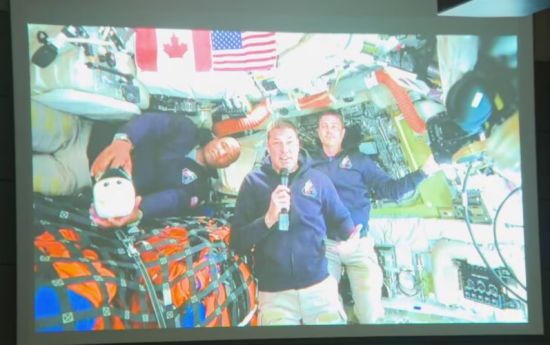 加拿大宇航员汉森首飞环月！与地球进行远程视频通话