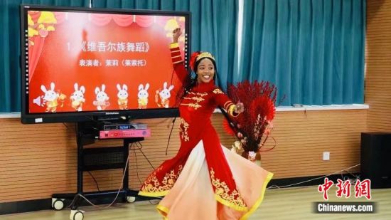 从扭秧歌到敦煌舞，非洲女孩茉莉痴迷中国民族舞蹈