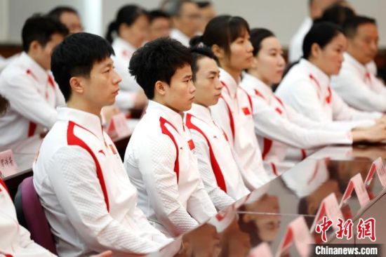 巴黎奥运会中国体育代表团成立 42名奥运冠军领衔出征