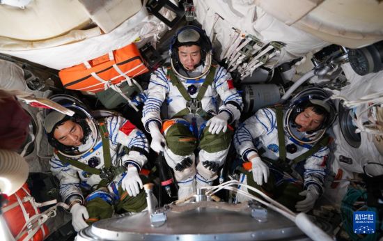 逐梦苍穹启新程——记神舟二十号航天员乘组