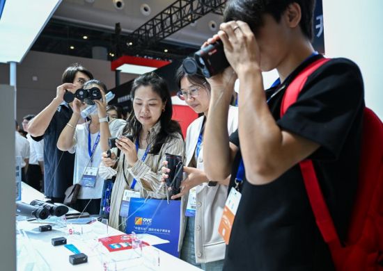 在“中国光谷”光博会展望“光联万物”新图景