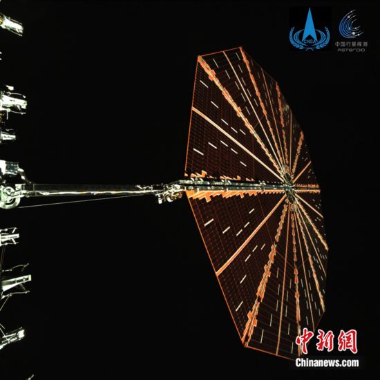 天问二号探测器在轨飞行正常 圆形柔性太阳翼展开图片发布