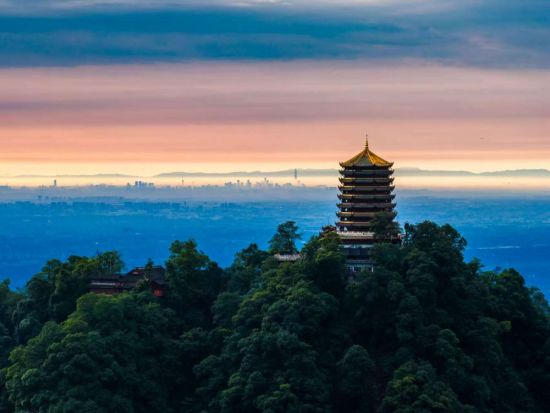 从晨曦到夜色，感受生态之城的绿色脉搏