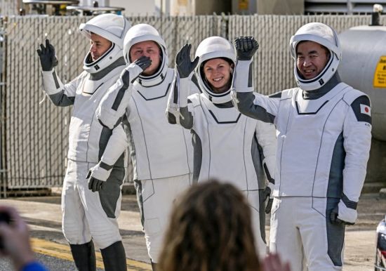  Space X龙飞船发射升空 载美日俄4太空人执行任务