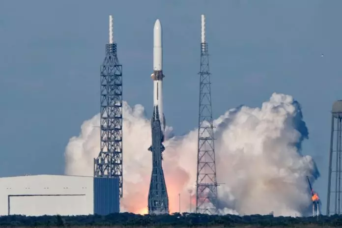 美蓝源火箭载火星探测器成功入太空 可重用推进器首实现海上回收