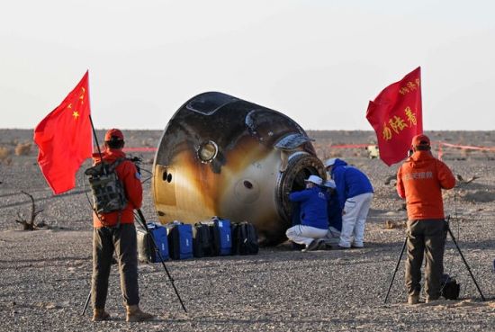 舟落东风霞色里 画展神州明日春 —写在神舟二十号航天员乘组天外凯旋之际