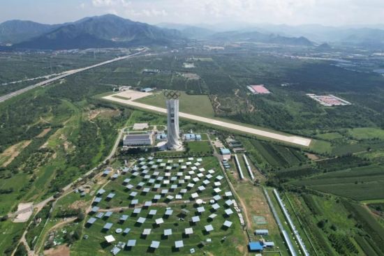 用太阳能烧陶瓷的科学家