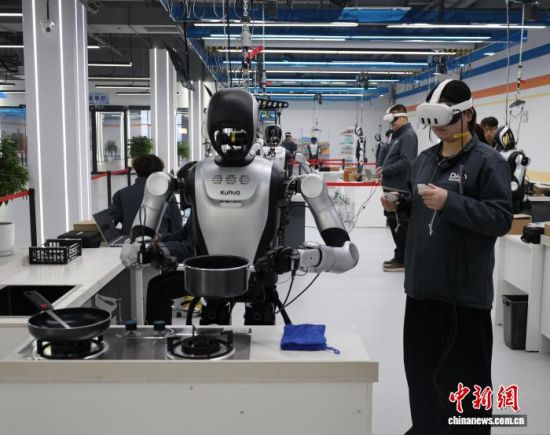 数据训练驱动中国人形机器人产业“场景进化”