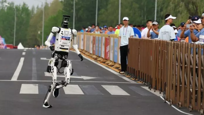 北京亦庄机械人半马“跑手”50分完赛破人类纪录 工程师揭靠散热系统致胜