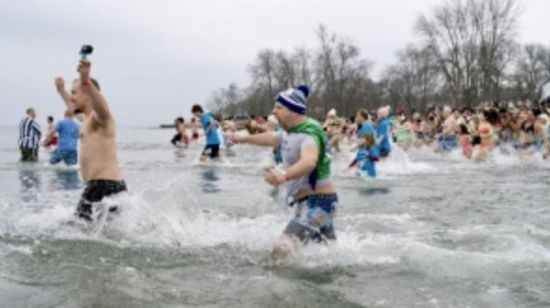 传统送旧迎新活动 加拿大多个城市元旦冬泳