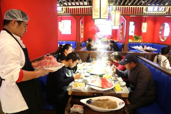 中国餐饮收入超5万亿元！美食撬动消费新活力